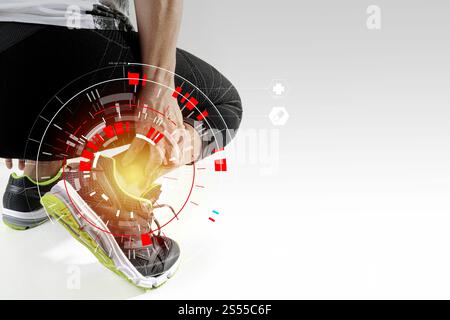 Läufersportler, der den Knöchel bei Schmerzen mit gebrochenem verdrehtem Gelenk hält, Laufsportverletzung und Athletischer Mann, der den Fuß aufgrund einer Verstauchung mit VR Medical berührt Stockfoto
