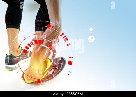 Läufersportler, der den Knöchel bei Schmerzen mit gebrochenem verdrehtem Gelenk hält, Laufsportverletzung und Athletischer Mann, der den Fuß aufgrund einer Verstauchung mit VR Medical berührt Stockfoto