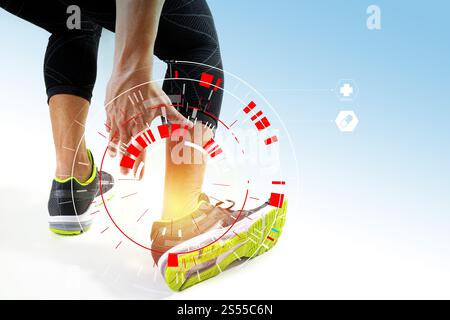 Läufersportler, der den Knöchel bei Schmerzen mit gebrochenem verdrehtem Gelenk hält, Laufsportverletzung und Athletischer Mann, der den Fuß aufgrund einer Verstauchung mit VR Medical berührt Stockfoto