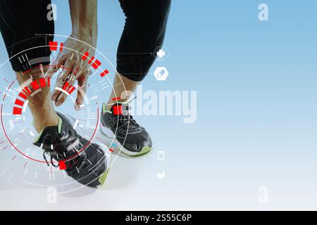 Läufersportler, der den Knöchel bei Schmerzen mit gebrochenem verdrehtem Gelenk hält, Laufsportverletzung und Athletischer Mann, der den Fuß aufgrund einer Verstauchung mit VR Medical berührt Stockfoto