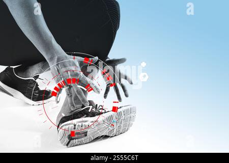 Läufersportler, der den Knöchel bei Schmerzen mit gebrochenem verdrehtem Gelenk hält, Laufsportverletzung und Athletischer Mann, der den Fuß aufgrund einer Verstauchung mit VR Medical berührt Stockfoto