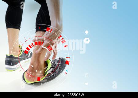 Läufersportler, der den Knöchel bei Schmerzen mit gebrochenem verdrehtem Gelenk hält, Laufsportverletzung und Athletischer Mann, der den Fuß aufgrund einer Verstauchung mit VR Medical berührt Stockfoto