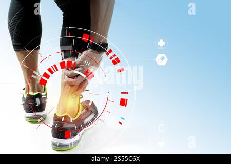 Läufersportler, der den Knöchel bei Schmerzen mit gebrochenem verdrehtem Gelenk hält, Laufsportverletzung und Athletischer Mann, der den Fuß aufgrund einer Verstauchung mit VR Medical berührt Stockfoto