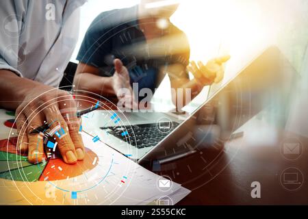 Hände der Geschäftsmann mit Mobiltelefon im modernen Büro mit Laptop und digitale Tablet Computer im Team treffen mit VR-Symbol Diagramm Stockfoto