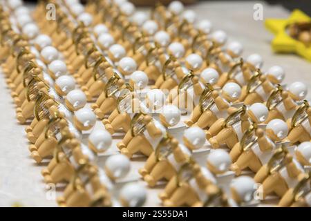 Engelfiguren, die zwischen verschiedenen Malstufen trocknen, in der Wendt & Kuehn Welt in Gruenhainichen, Erzgebirge, Sachsen, Deutschland, Europa Stockfoto