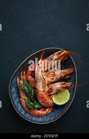 Langoustines, australisch, frisch gefroren auf Eis, Blick von oben, Limette und Grün Stockfoto
