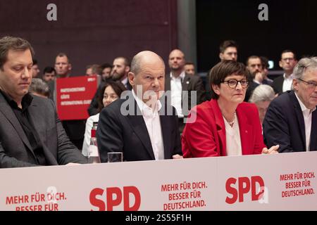 Lars Klingbeil (Parteivorsitzender), Olaf Scholz (Bundeskanzler) und Saskia Esken (Parteivorsitzende) auf der SPD-Sonderkonferenz (Soci Stockfoto