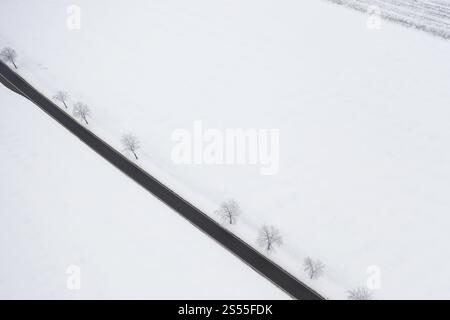 Luftaufnahme einer geraden Landstraße im Schnee, bei Oederan, Sachsen, Deutschland, Europa Stockfoto