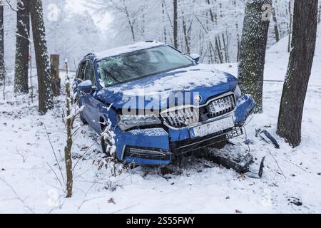 Auto in einen Unfall verwickelt, Auto verließ die Straße in einer Kurve wegen Schnee und Eis, Spitzgrund Coswig, Sachsen, Deutschland, Europa Stockfoto
