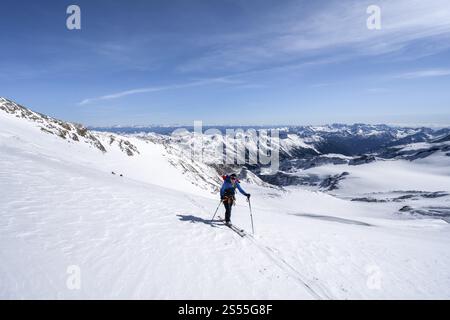 Skitouren auf dem Gletscher, auf dem Aufstieg zum Monte Cevedale, Bergpanorama, schneebedeckte Berglandschaft im Winter, Blick ins Martell Valle Stockfoto