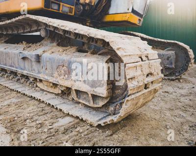Nahaufnahme der schmutzigen Baggerspuren auf der Baustelle. Nahaufnahme der schmutzigen Baggerspuren auf der Baustelle Stockfoto
