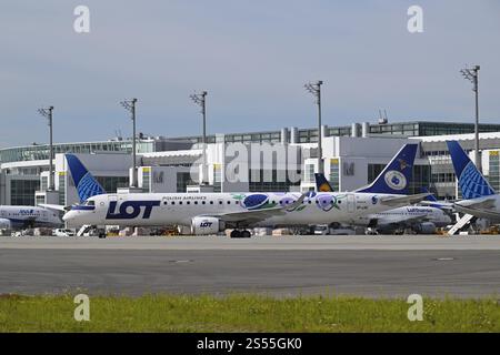 LOT Polish Airlines Embraer 195 im Rolldienst vor Terminal 2, Terminal 2, Flughafen München, Oberbayern, Bayern, Deutschland, Europa Stockfoto