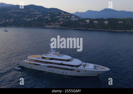 74 Meter lange Motoryacht GLOBAL (ex Kismet), gebaut von der Bremer Werft Luerssen Yachts, lange Zeit im Besitz des deutschen Unternehmers Lars Wind Stockfoto