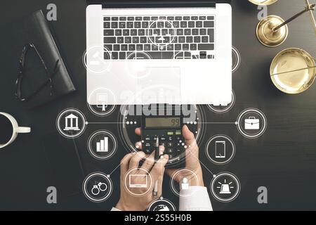 Recht und Gesetz Konzept. Geschäftsmann oder Rechtsanwalt oder Wirtschaftsprüfer arbeiten auf Konten mit einem Rechner und Laptop und Dokumente mit Vr-Diagramm Stockfoto