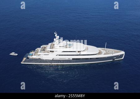 Luftaufnahme 88, 5 Meter Motoryacht ILLUSION PLUS, geliefert 2018 von der Werft Pride Mega Yachts, vor dem Fürstentum Monaco, französische Riviera Stockfoto
