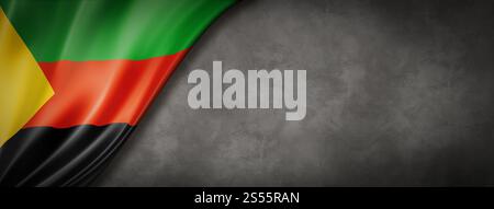 Azawad-MNLA-Flagge an Betonwand. Horizontales Panorama-Banner. 3D-Abbildung. Azawad-MNLA-Flagge auf Betonwänden Stockfoto