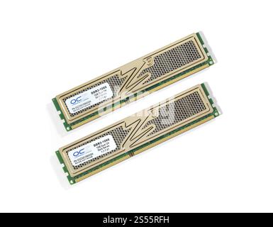 Zwei Desktop-Computer OCZ DDR-3 Speichermodule isoliert auf weißem Hintergrund Stockfoto