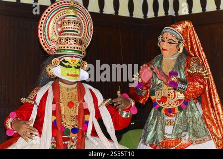 Kathakali-Tänzer, die sich auf ihre Vorstellung vorbereiten, Kochi, Kerala, Südindien, Leute in aufwendigen Kostümen während einer Tanzvorstellung, Fort Kochi, Ko Stockfoto