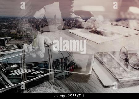 Doppelbelichtung Website Designer Holding Smartphone und funktionierende Computer digital-Tablette auf Holztisch, London Architektur buldings Stockfoto