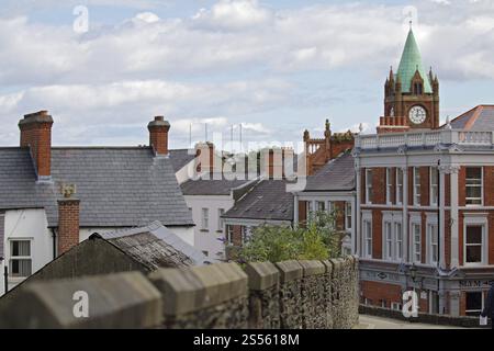 Stadtmauern von Londonderry mit Guildhall, Nordirland Stockfoto