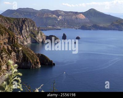 Lipari Inseln, Blick von Lipari auf den großen Krater Vulcano Stockfoto