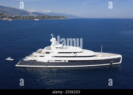 Luftaufnahme 88, 5 Meter Motoryacht ILLUSION PLUS, geliefert 2018 von der Werft Pride Mega Yachts, vor dem Fürstentum Monaco, französische Riviera Stockfoto