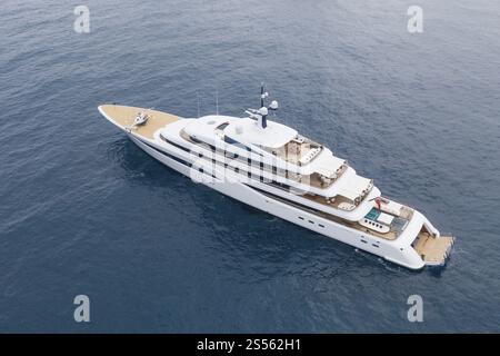 Aus der Vogelperspektive der 97-Meter-Motoryacht FAITH mit Hubschrauber an Bord, die von der Feadship-Werft gebaut und 2017 nach Lawrence Walk, Kanada geliefert wurde Stockfoto