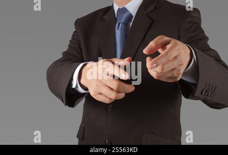 Geschäftsmann Hand einen imaginären Taste am virtuellen Bildschirm Stockfoto