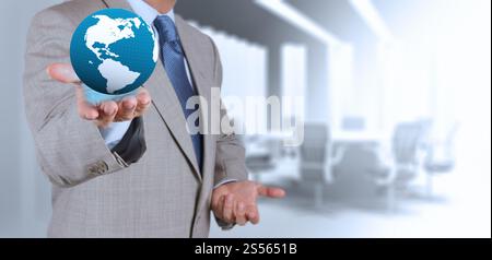 Geschäftsmann mit einem leuchtenden Erdkugel in den Händen Stockfoto