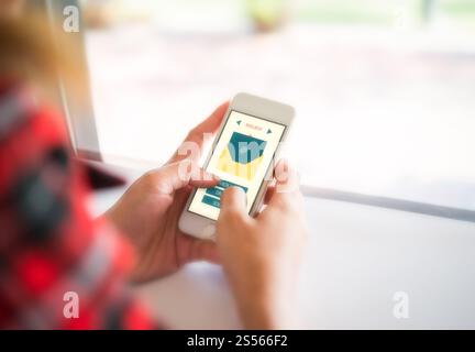 Die Hand der Frauen hält das Smartphone mit neuer Nachricht auf dem Bildschirm. Kreatives Designkonzept. Stockfoto