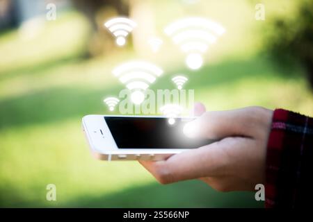 Handheld-Smartphone für Damen mit wlan-Verbindungsbildschirm. Stockfoto