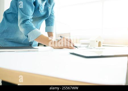 Innenarchitektur Zusammenarbeit Corporate Achievement Planning Design Zeichnen Teamwork Konzept mit Kompassen auf die Hausprojekteure Stockfoto