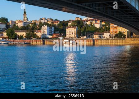 Schöner Sommerblick auf das historische Zentrum von Belgrad vom Ufer der Save in der Nähe der Brankos-Brücke (Brankov Most), Serbien. Menschen und Zeichen Stockfoto