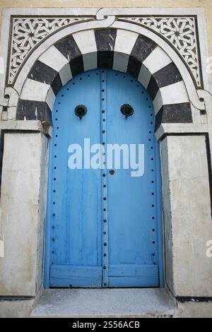 Eine traditionelle Tür in einer Gasse in der Altstadt von Sidi Bou Said in der Nähe der Stadt Tunis im Norden Tunesiens in Nordafrika, Tunesien, Sidi Bou SAir, Stockfoto