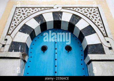 Eine traditionelle Tür in einer Gasse in der Altstadt von Sidi Bou Said in der Nähe der Stadt Tunis im Norden Tunesiens in Nordafrika, Tunesien, Sidi Bou SAir, Stockfoto