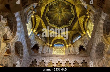 Niedrigwinkelaufnahme der kunstvollen mittleren Kuppel in der Moschee von cordoba Stockfoto