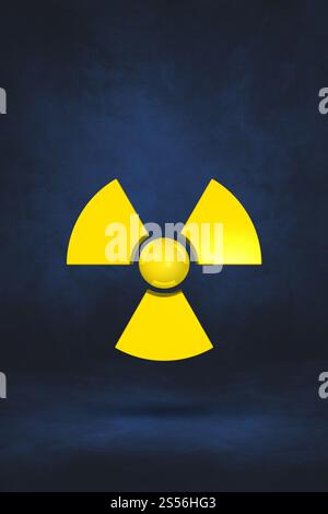 Radioaktives Symbol isoliert auf einem dunkelblauen Atelierhintergrund. 3D-Abbildung. Radioaktives Symbol auf dunkelblauem Atelierhintergrund Stockfoto