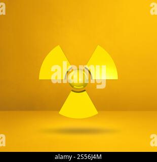 Radioaktives Symbol isoliert auf gelbem Atelierhintergrund. 3D-Abbildung. Radioaktives Symbol auf gelbem Atelierhintergrund Stockfoto