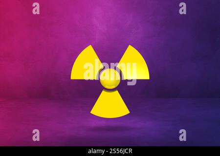 Radioaktives Symbol isoliert auf einem violetten Atelierhintergrund. 3D-Abbildung. Radioaktives Symbol auf violettem Atelierhintergrund Stockfoto