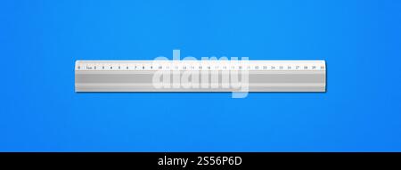 Metallisches Lineal aus Stahl isoliert auf blauem Hintergrund. Metalllineal isoliert auf blauem Hintergrund Stockfoto