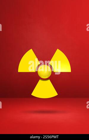 Radioaktives Symbol isoliert auf rotem Atelierhintergrund. 3D-Abbildung. Radioaktives Symbol auf rotem Atelierhintergrund Stockfoto