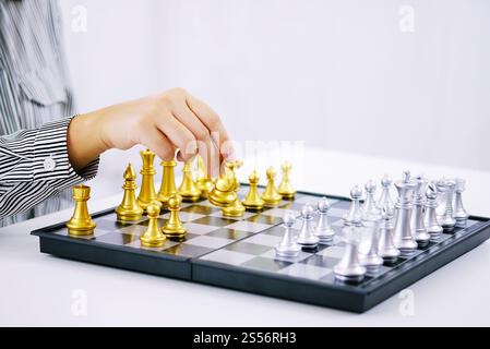 Geschäftsmann spielen mit Schach spiel. Erfolg Management Konzept der Business Strategie und Taktik Herausforderung Stockfoto