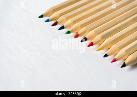 Kinderbildungskonzept. Farbstifte auf weißem Papierhintergrund. Kopierbereich für Text Stockfoto