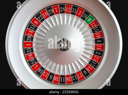 Casino Roulette Rad auf schwarzem Hintergrund isoliert Stockfoto