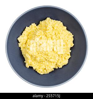 Blick von oben auf gekochten Brei von Proso Hirse in grau Schale isoliert auf weißem Hintergrund Stockfoto