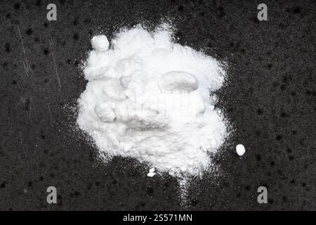 Draufsicht auf Natriumbicarbonat-Haufen aus nächster Nähe Schwarze Keramikplatte Stockfoto