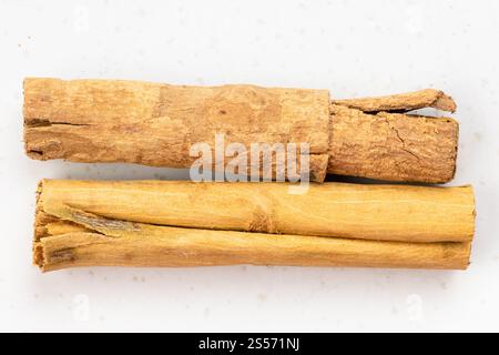 Draufsicht auf zwei Stäbchen mit kontinentalem ceylon-Zimt in der Nähe Oben auf grauer Keramikplatte Stockfoto