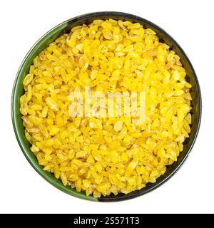 Draufsicht auf Bulgur-Groats in runder Schale isoliert Weißer Hintergrund Stockfoto