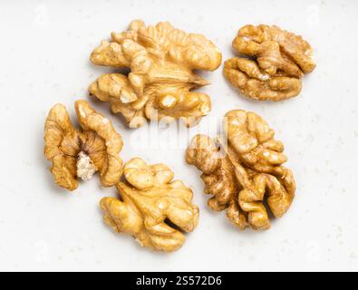 Mehrere geschälte Walnüsse schließen auf der grauen Keramikplatte Stockfoto