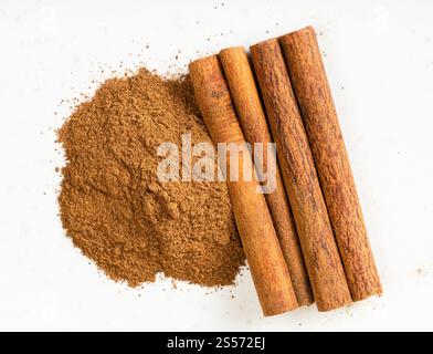 Draufsicht auf Zimtstangen und Puder aus nächster Nähe Graue Keramikplatte Stockfoto
